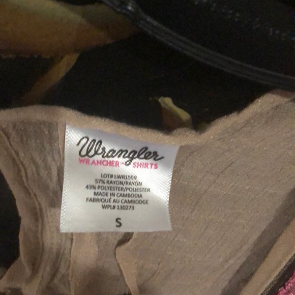 Two beautiful sleeveless tops! - Picture 5 of 6